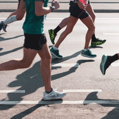 Homem com tipo de pisada competindo uma maratona